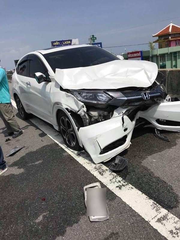 รถชนกันบนทางพิเศษบูรพาวิถี รถชนกันบนทางพิเศษบูรพาวิถี