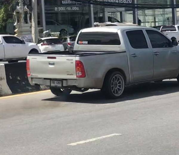 ตำรวจยิงปืนสกัดกระบะ ตำรวจยิงปืนสกัดกระบะ