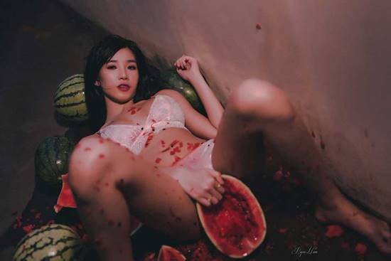 2 นางแบบโพสท่าสยิว 2 นางแบบโพสท่าสยิว