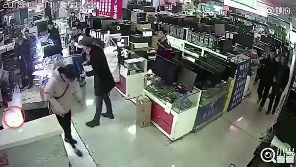 หนุ่มกัดแบต iPhone พิสูจน์ของแท้หรือไม่ หนุ่มกัดแบต iPhone พิสูจน์ของแท้หรือไม่