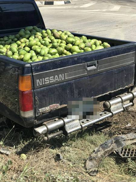 รถขนมะม่วง 9.5 ตัน คว่ำกลางสี่แยก รถขนมะม่วง 9.5 ตัน คว่ำกลางสี่แยก