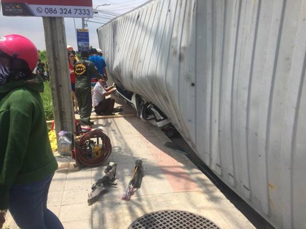 รถพ่วงล้มทับฟอร์จูนเนอร์ รถพ่วงล้มทับฟอร์จูนเนอร์