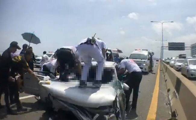 รถชนกันบนทางพิเศษบูรพาวิถี รถชนกันบนทางพิเศษบูรพาวิถี