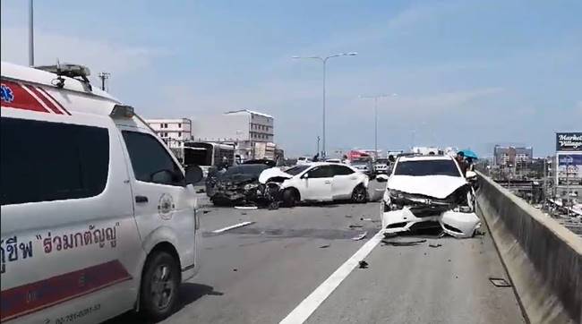 รถชนกันบนทางพิเศษบูรพาวิถี รถชนกันบนทางพิเศษบูรพาวิถี
