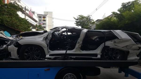 รถพ่วงล้มทับฟอร์จูนเนอร์ รถพ่วงล้มทับฟอร์จูนเนอร์