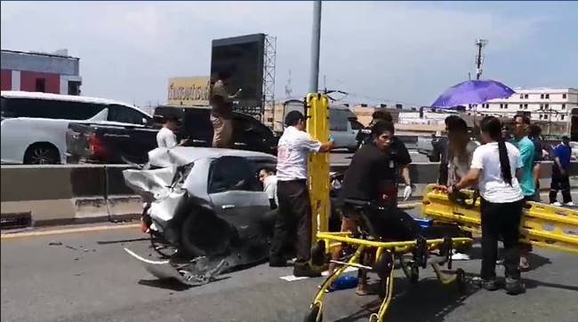 รถชนกันบนทางพิเศษบูรพาวิถี รถชนกันบนทางพิเศษบูรพาวิถี