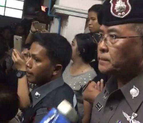 ชาวภูเก็ตรวมตัวบ้านคนโพสต์หมิ่นสถาบันเบื้องสูง ชาวภูเก็ตรวมตัวบ้านคนโพสต์หมิ่นสถาบันเบื้องสูง