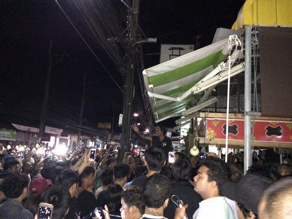 ชาวภูเก็ตรวมตัวบ้านคนโพสต์หมิ่นสถาบันเบื้องสูง ชาวภูเก็ตรวมตัวบ้านคนโพสต์หมิ่นสถาบันเบื้องสูง