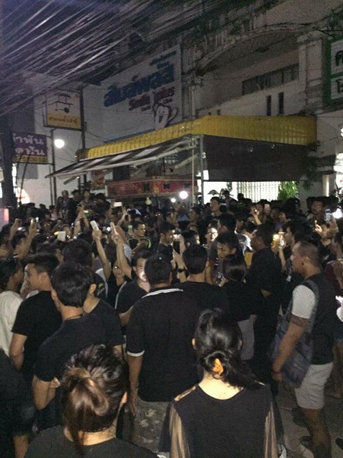 ชาวภูเก็ตรวมตัวบ้านคนโพสต์หมิ่นสถาบันเบื้องสูง ชาวภูเก็ตรวมตัวบ้านคนโพสต์หมิ่นสถาบันเบื้องสูง