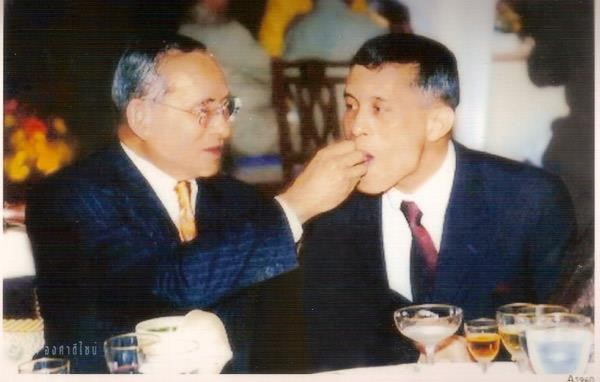 เรื่องเล่า ในหลวง ร.9 ที่มีต่อ สมเด็จพระบรมโอรสาธิราชฯ เรื่องเล่า ในหลวง ร.9 ที่มีต่อ สมเด็จพระบรมโอรสาธิราชฯ