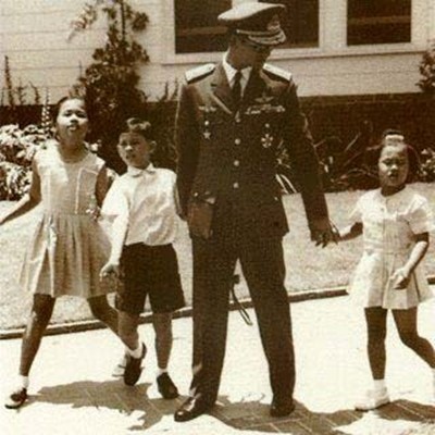 เรื่องเล่า ในหลวง ร.9 ที่มีต่อ สมเด็จพระบรมโอรสาธิราชฯ เรื่องเล่า ในหลวง ร.9 ที่มีต่อ สมเด็จพระบรมโอรสาธิราชฯ