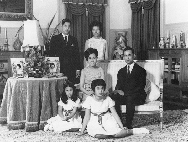 เรื่องเล่า ในหลวง ร.9 ที่มีต่อ สมเด็จพระบรมโอรสาธิราชฯ เรื่องเล่า ในหลวง ร.9 ที่มีต่อ สมเด็จพระบรมโอรสาธิราชฯ