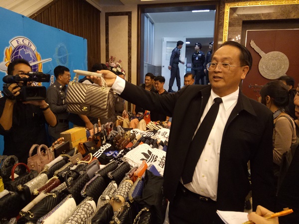 แถลงผลจับกุมแม่ค้าเฟซบุ๊กไลฟ์ขายแบรนด์เนมก๊อป แถลงผลจับกุมแม่ค้าเฟซบุ๊กไลฟ์ขายแบรนด์เนมก๊อป