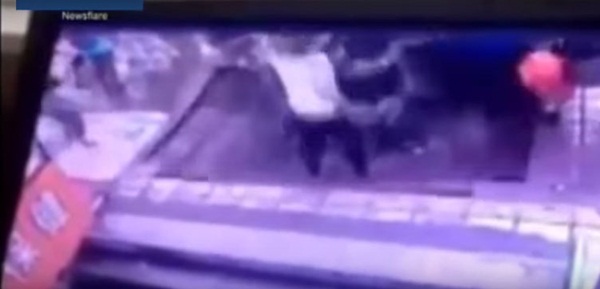 คลิปหลุมยุบกลางป้ายรถเมล์ คลิปหลุมยุบกลางป้ายรถเมล์