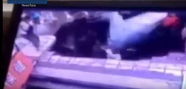 คลิปหลุมยุบกลางป้ายรถเมล์ คลิปหลุมยุบกลางป้ายรถเมล์