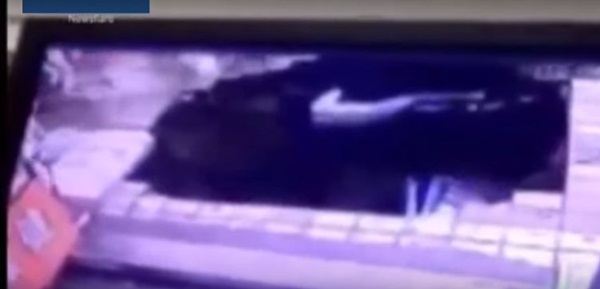 คลิปหลุมยุบกลางป้ายรถเมล์ คลิปหลุมยุบกลางป้ายรถเมล์