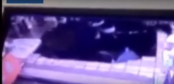 คลิปหลุมยุบกลางป้ายรถเมล์ คลิปหลุมยุบกลางป้ายรถเมล์