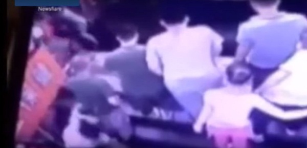 คลิปหลุมยุบกลางป้ายรถเมล์ คลิปหลุมยุบกลางป้ายรถเมล์