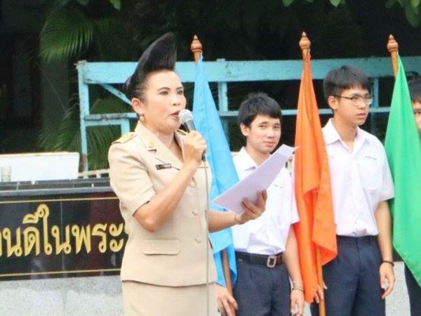 คุณครูแก้วใจ เจ้าของทรงผมกระบังลมสูง คุณครูแก้วใจ เจ้าของทรงผมกระบังลมสูง