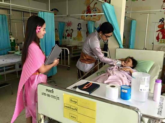 น่ารักจัง ทีมหมอ-พยาบาล สืบสานประเพณีสงกรานต์ สวมชุดไทยมาทำงาน น่ารักจัง ทีมหมอ-พยาบาล สืบสานประเพณีสงกรานต์ สวมชุดไทยมาทำงาน