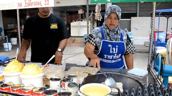 แม่ค้าขายโรตี แจกฟรีโรตี 800 ชิ้น แม่ค้าขายโรตี แจกฟรีโรตี 800 ชิ้น