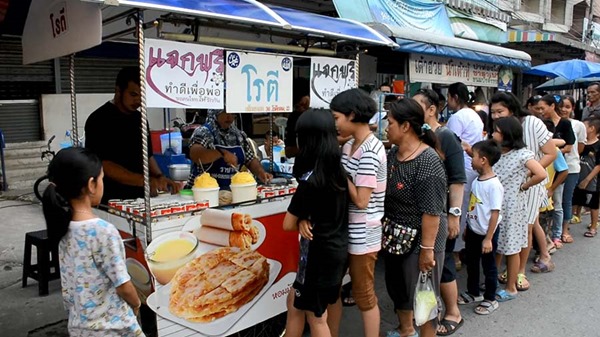 แม่ค้าขายโรตี แจกฟรีโรตี 800 ชิ้น แม่ค้าขายโรตี แจกฟรีโรตี 800 ชิ้น