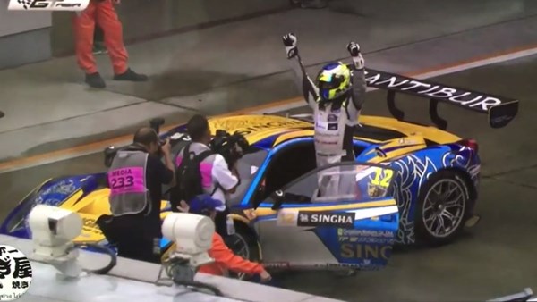 ต๊อด ปิติ คว้าแชมป์ GT ASIA 2016 ต๊อด ปิติ คว้าแชมป์ GT ASIA 2016