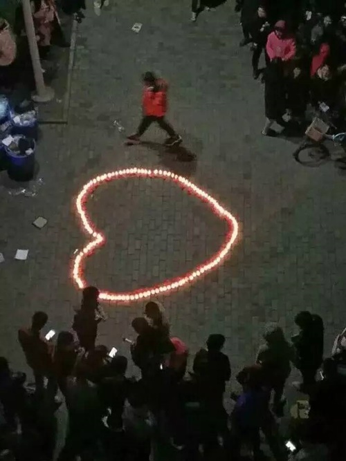 หนุ่มจุดเทียนขอแฟนสาวแต่งงาน หนุ่มจุดเทียนขอแฟนสาวแต่งงาน