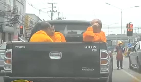 ผู้ใช้กระบะเฮ ! คมนาคมชง สตช. ผ่อนผันนั่งแค็บ-ท้ายกระบะ ชี้ตอนนี้นั่งได้ถึงสิ้นปี ผู้ใช้กระบะเฮ ! คมนาคมชง สตช. ผ่อนผันนั่งแค็บ-ท้ายกระบะ ชี้ตอนนี้นั่งได้ถึงสิ้นปี