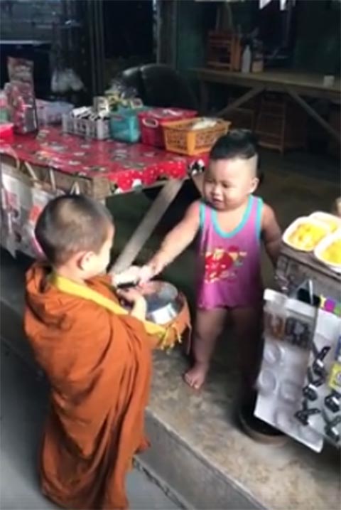 น่ารัก ! หนูน้อยใส่บาตรเณรน้องกร-ขอจับมือ โซเชียลแซว ใส่บาตรยุคนี้ต้องเชกแฮนด์ น่ารัก ! หนูน้อยใส่บาตรเณรน้องกร-ขอจับมือ โซเชียลแซว ใส่บาตรยุคนี้ต้องเชกแฮนด์