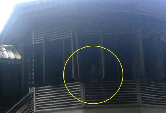 รูปถ่ายติดวิญญาณยืนริมหน้าต่าง รูปถ่ายติดวิญญาณยืนริมหน้าต่าง