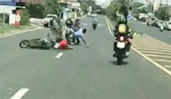 แก๊งเด็กแว้นซิ่งรถเล่นสงกรานต์ เสียหลักเกี่ยวกันล้ม คว่ำทั้งยวง แก๊งเด็กแว้นซิ่งรถเล่นสงกรานต์ เสียหลักเกี่ยวกันล้ม คว่ำทั้งยวง