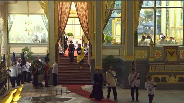 ราชวงศ์-ผู้นำต่างประเทศ ขึ้นพระเมรุมาศ วางดอกไม้จันทน์ ราชวงศ์-ผู้นำต่างประเทศ ขึ้นพระเมรุมาศ วางดอกไม้จันทน์