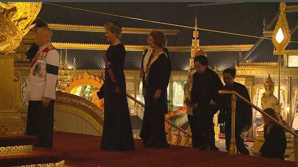 ราชวงศ์-ผู้นำต่างประเทศ ขึ้นพระเมรุมาศ วางดอกไม้จันทน์ ราชวงศ์-ผู้นำต่างประเทศ ขึ้นพระเมรุมาศ วางดอกไม้จันทน์