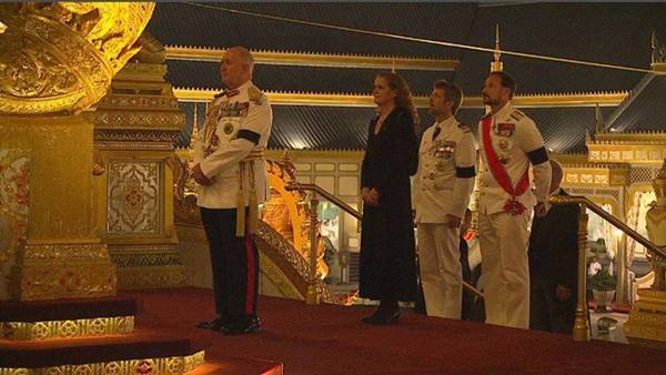 ราชวงศ์-ผู้นำต่างประเทศ ขึ้นพระเมรุมาศ วางดอกไม้จันทน์ ราชวงศ์-ผู้นำต่างประเทศ ขึ้นพระเมรุมาศ วางดอกไม้จันทน์