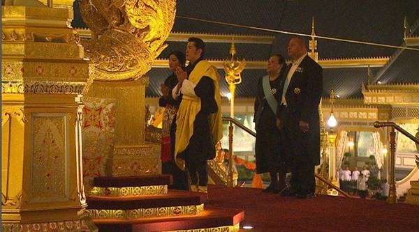 ราชวงศ์-ผู้นำต่างประเทศ ขึ้นพระเมรุมาศ วางดอกไม้จันทน์ ราชวงศ์-ผู้นำต่างประเทศ ขึ้นพระเมรุมาศ วางดอกไม้จันทน์