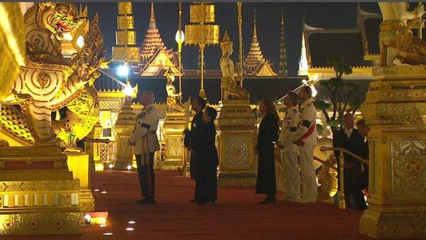 ราชวงศ์-ผู้นำต่างประเทศ ขึ้นพระเมรุมาศ วางดอกไม้จันทน์ ราชวงศ์-ผู้นำต่างประเทศ ขึ้นพระเมรุมาศ วางดอกไม้จันทน์