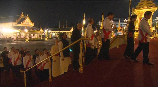 ราชวงศ์-ผู้นำต่างประเทศ ขึ้นพระเมรุมาศ วางดอกไม้จันทน์ ราชวงศ์-ผู้นำต่างประเทศ ขึ้นพระเมรุมาศ วางดอกไม้จันทน์