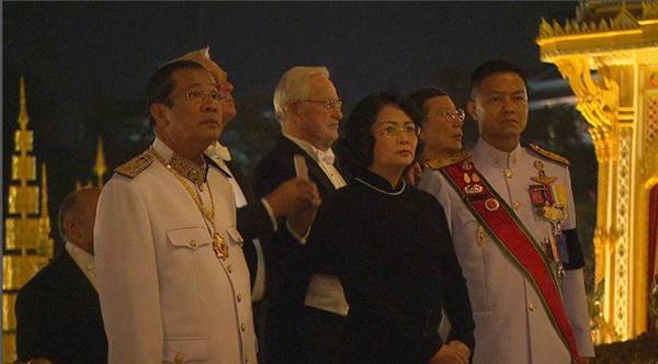 ราชวงศ์-ผู้นำต่างประเทศ ขึ้นพระเมรุมาศ วางดอกไม้จันทน์ ราชวงศ์-ผู้นำต่างประเทศ ขึ้นพระเมรุมาศ วางดอกไม้จันทน์