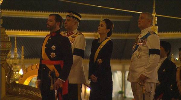 ราชวงศ์-ผู้นำต่างประเทศ ขึ้นพระเมรุมาศ วางดอกไม้จันทน์ ราชวงศ์-ผู้นำต่างประเทศ ขึ้นพระเมรุมาศ วางดอกไม้จันทน์