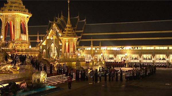 ราชวงศ์-ผู้นำต่างประเทศ ขึ้นพระเมรุมาศ วางดอกไม้จันทน์ ราชวงศ์-ผู้นำต่างประเทศ ขึ้นพระเมรุมาศ วางดอกไม้จันทน์