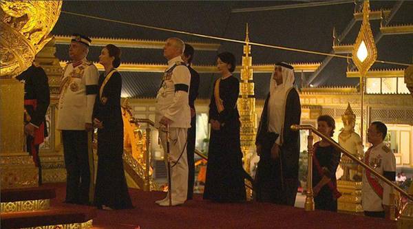 ราชวงศ์-ผู้นำต่างประเทศ ขึ้นพระเมรุมาศ วางดอกไม้จันทน์ ราชวงศ์-ผู้นำต่างประเทศ ขึ้นพระเมรุมาศ วางดอกไม้จันทน์