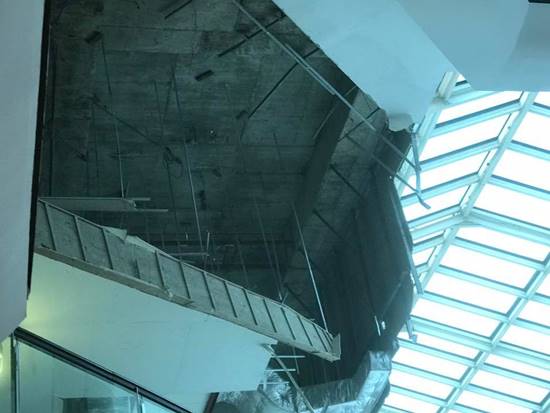 เกิดเหตุฝ้าเพดานห้างดังย่านปิ่นเกล้าถล่ม-ไร้เจ็บ รถโชว์ชั้นล่างเสียหาย เกิดเหตุฝ้าเพดานห้างดังย่านปิ่นเกล้าถล่ม-ไร้เจ็บ รถโชว์ชั้นล่างเสียหาย