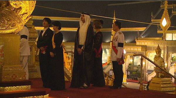 ราชวงศ์-ผู้นำต่างประเทศ ขึ้นพระเมรุมาศ วางดอกไม้จันทน์ ราชวงศ์-ผู้นำต่างประเทศ ขึ้นพระเมรุมาศ วางดอกไม้จันทน์