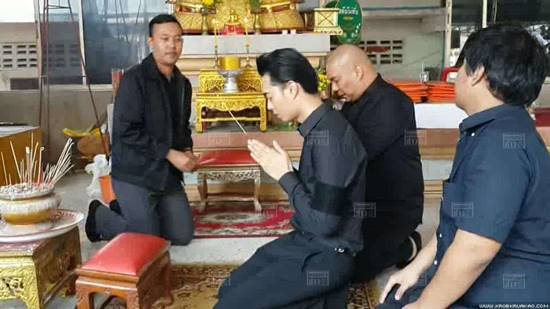 โหน่ง ชะชะช่า และครอบครัว ร่วมงานฌาปณกิจศพผู้เสียชีวิต เหตุรถชน โหน่ง ชะชะช่า และครอบครัว ร่วมงานฌาปณกิจศพผู้เสียชีวิต เหตุรถชน