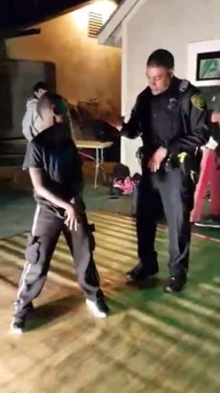 คิดว่างานเข้า...ตำรวจโผล่หลังมีคนร้องเรียนว่าเปิดเพลงดัง คิดว่างานเข้า...ตำรวจโผล่หลังมีคนร้องเรียนว่าเปิดเพลงดัง