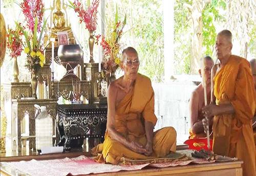 พระเกจิระยอง จัดพิธีเคี่ยวน้ำมันมนต์ต่อกระดูก เผยพิธีกรรมศักดิ์สิทธิ์ 4 ปี มีครั้งเดียว พระเกจิระยอง จัดพิธีเคี่ยวน้ำมันมนต์ต่อกระดูก เผยพิธีกรรมศักดิ์สิทธิ์ 4 ปี มีครั้งเดียว