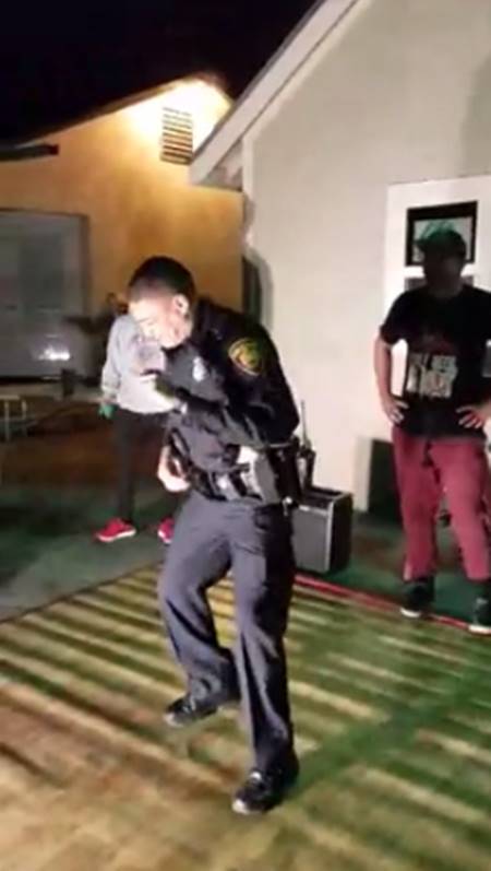 คิดว่างานเข้า...ตำรวจโผล่หลังมีคนร้องเรียนว่าเปิดเพลงดัง คิดว่างานเข้า...ตำรวจโผล่หลังมีคนร้องเรียนว่าเปิดเพลงดัง