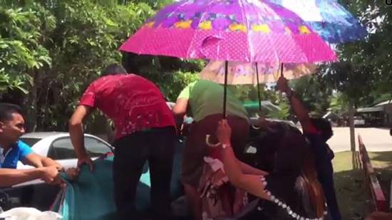 ปิ่มจะขาดใจ...สองครอบครัวกอดคอร้องไห้รับศพ พ่อ-ลูก ไลฟ์สดผูกคอดับ ปิ่มจะขาดใจ...สองครอบครัวกอดคอร้องไห้รับศพ พ่อ-ลูก ไลฟ์สดผูกคอดับ