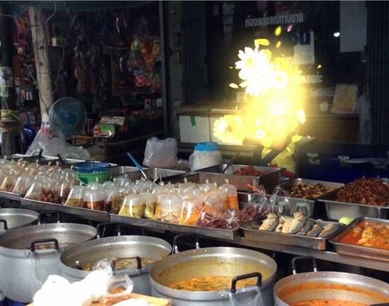 แทบพุ่ง ! สาวซื้อผัดกะเพราเมนูโปรด แทบพุ่ง ! สาวซื้อผัดกะเพราเมนูโปรด